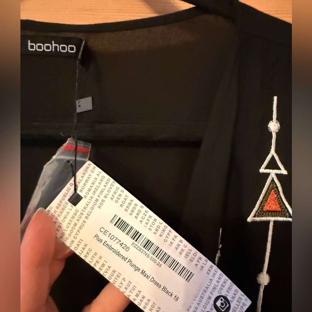 Boohoo | Plus Embroidered Plunge Maxi Dress Black - Size US12 | new with tags - Picture 6 of 8